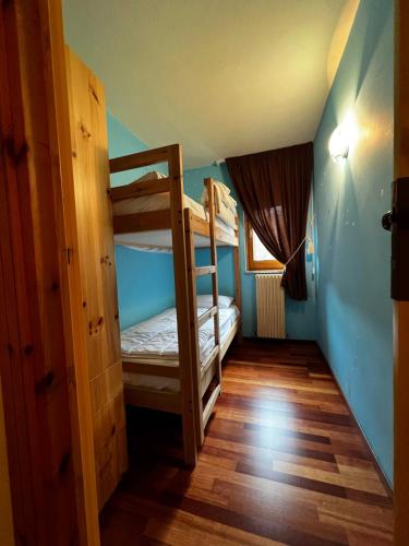 a room with two bunk beds and a window at Brain Residence Laceno in Villaggio Laceno