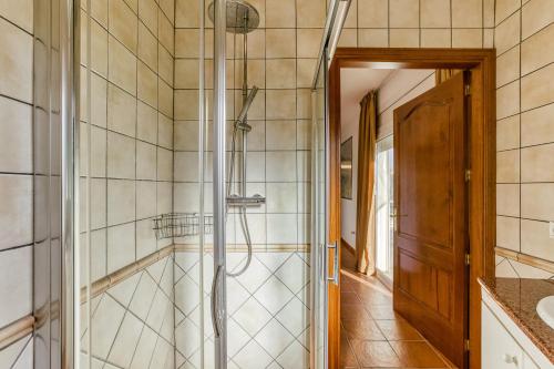 y baño con ducha y lavamanos. en Can Miquel, en Torroella de Fluvià