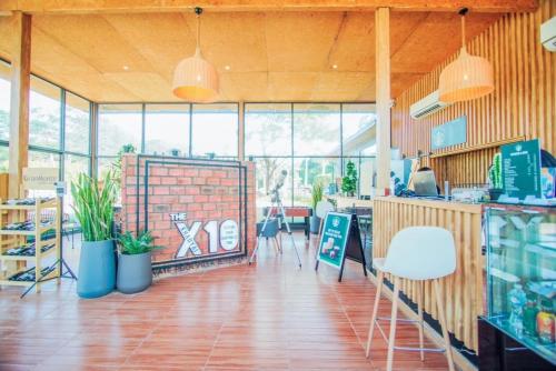 restauracja ze stołami i krzesłami w pokoju w obiekcie The X10 Nordic Tent and Glamping Pool Villa Khaoyai เขาใหญ่ - SHA Certified w mieście Ban Thung Sawang