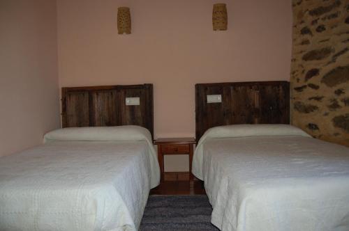 - une chambre avec 2 lits dans l'établissement Casita del jardin, à El Bodón