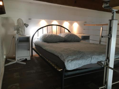 Posteľ alebo postele v izbe v ubytovaní FLC, loft atypique CAMAS HYPER-CENTRE