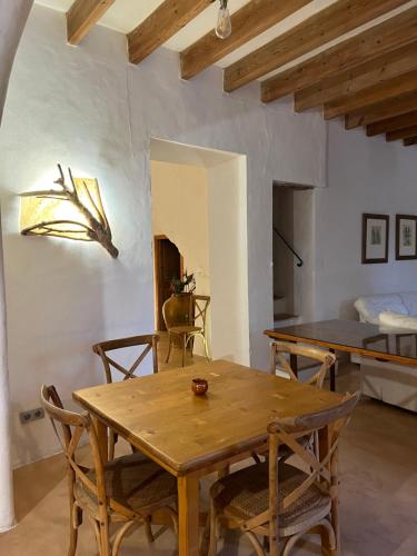 a dining room with a wooden table and chairs at Son Vell. Mallorca. Casa amb piscina ecològica. in Manacor