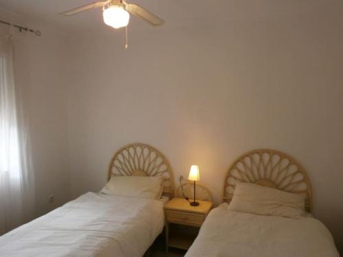 zwei Betten nebeneinander in einem Zimmer in der Unterkunft Self Contained hillside Villa with stunning vistas in Castillo del Reboller