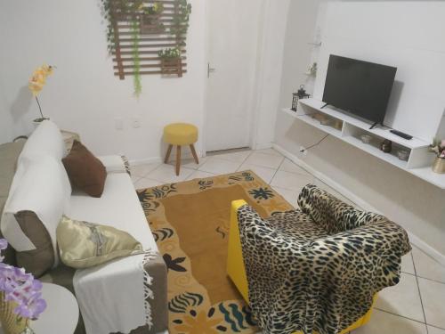 a living room with a couch and two chairs at Confortável apartamento no centro ano bom in Barra Mansa