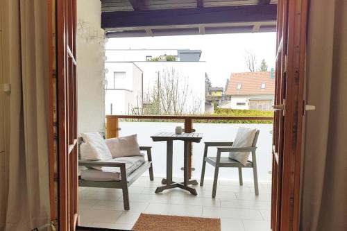 Camera con tavolo, sedie e balcone. di Wohnung mit Balkon in Velden - Appartment BERGE byTILLY a Velden am Wörthersee