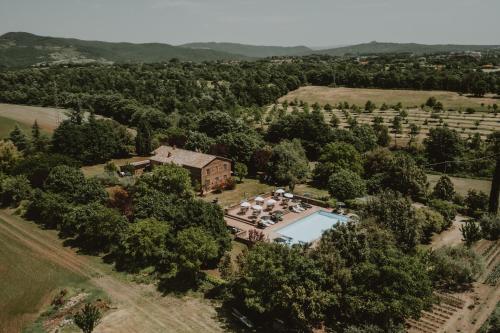 una vista aérea de una casa con piscina en Agriturismo Cerqueto, en Acquapendente