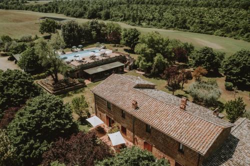 z góry widok na dom z basenem w obiekcie Agriturismo Cerqueto w mieście Acquapendente