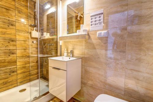 a bathroom with a toilet and a shower and a sink at Willa pod Zegarem - w cenie Parking, szybkie Wifi, duzy ogrod, wiata grilowa! in Krynica Zdrój