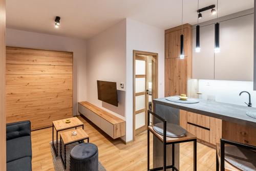 - une cuisine et un salon avec un comptoir et des chaises dans l'établissement One bedroom apartment, à Dolný Kubín