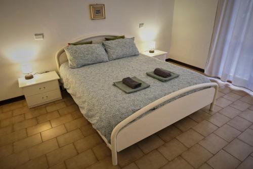 ein Schlafzimmer mit einem Bett mit zwei Handtüchern darauf in der Unterkunft Holiday House Torre del Lago in Torre del Lago Puccini