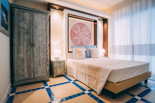 1 dormitorio con 1 cama grande en una habitación en Villa Aquamarina Pintadera Rossa en Porto Pino