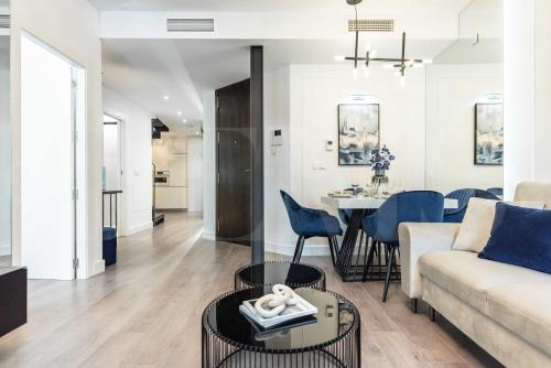 Contemporary luxe duplex in the heart of Malaga by REMS