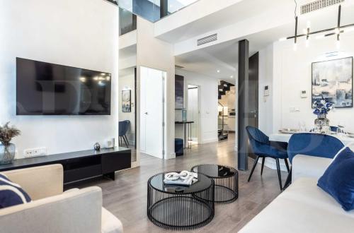 Contemporary luxe duplex in the heart of Malaga by REMS