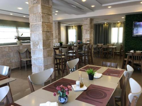 ein Restaurant mit Tischen und Stühlen und eine Bar in der Unterkunft Larimar Hôtel Sfax in Sfax