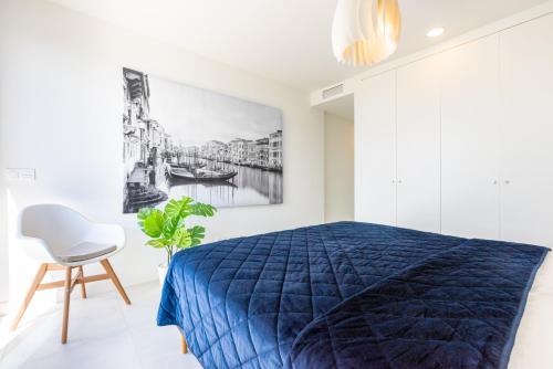 Posteľ alebo postele v izbe v ubytovaní Bahia de Torrequebrada - 2 Bedroom Apartment with Seaview