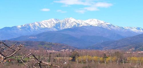a mountain range with snow capped mountains in the distance at Maison Do Mi Sol in Reynès