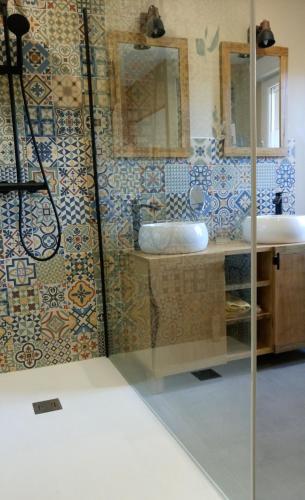 une salle de bain avec un lavabo et un miroir dans l'établissement Maison Do Mi Sol, à Reynès