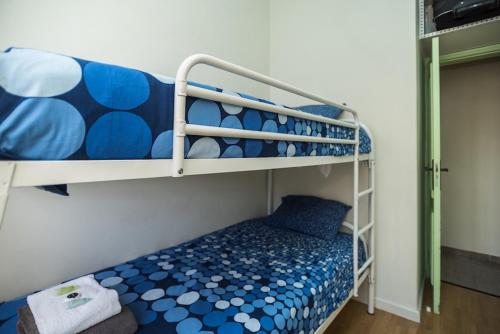 里斯本的住宿－聖安東尼奧公寓，一间卧室配有两张双层床。