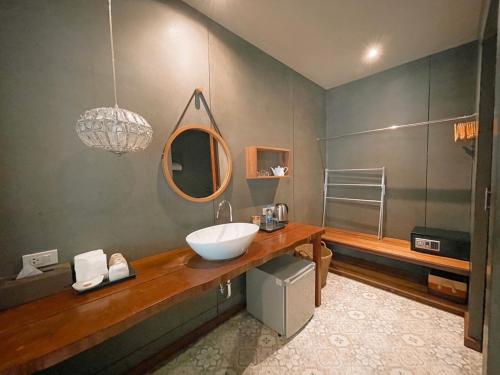 A bathroom at Koh Kwang Beach Resort