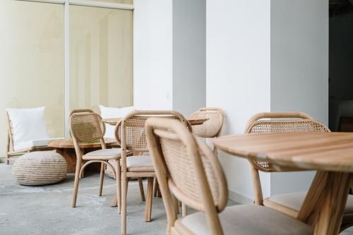 un groupe de chaises et de tables dans une pièce dans l'établissement Ocean Porto - Beach House, à Matosinhos