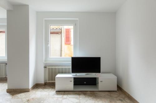 TV a/nebo společenská místnost v ubytování Rose 2 Apartment by Quokka 360 - duplex on 2 floors with balcony