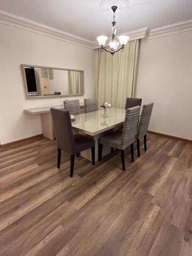 comedor con mesa y sillas en Families Only - Rehab - 4th Stage - Ground Floor with Garden en El Cairo