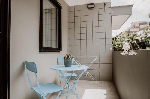 巴勒瑟的住宿－B&B Marilu Vacanze by MONHOLIDAY，小房间的小桌子和两把椅子