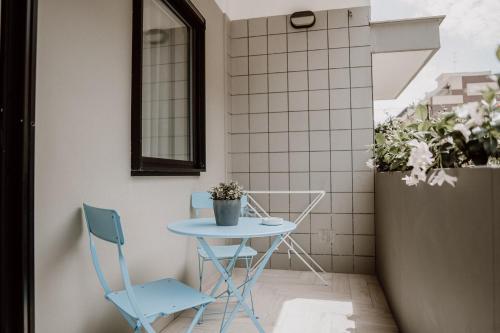 a small table and two chairs in a small room at Marilu Vacanze in Bari Palese