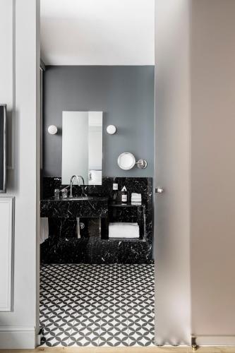 Ένα μπάνιο στο TÓTEM Madrid, a Small Luxury Hotel of the World