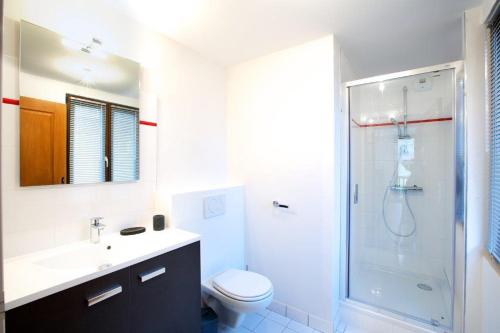 uma casa de banho com um chuveiro, um WC e um lavatório. em LE CHAMOIS LODGE em Hauteluce