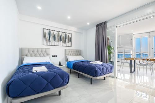 - une chambre avec deux lits et une salle à manger dans l'établissement Principado Loix Apartment Deluxe 17C Levante Beach, à Benidorm