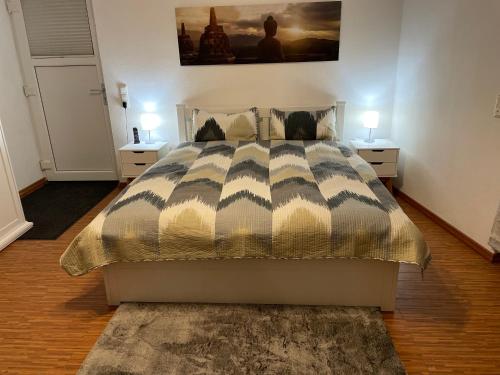 ein Schlafzimmer mit einem Bett mit zwei Nachttischen in der Unterkunft Apartment Fulda Aue in Fulda