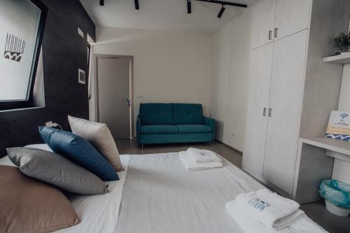 巴勒瑟的住宿－B&B Marilu Vacanze by MONHOLIDAY，一间卧室配有一张大床和蓝色椅子