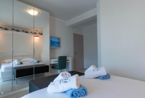 A bed or beds in a room at Oniro Luxury Villas
