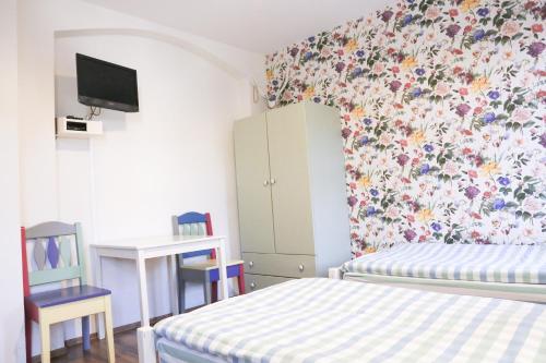 Una cama o camas en una habitación de Dubina