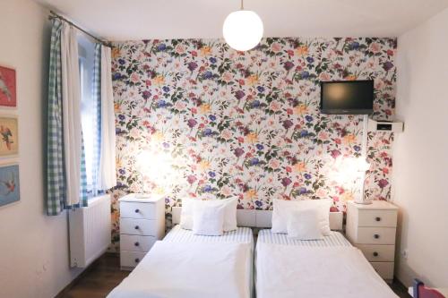 Una cama o camas en una habitación de Dubina