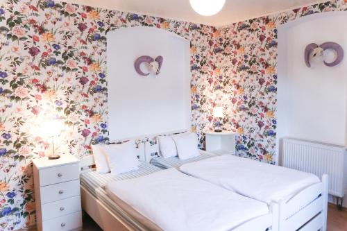 Una cama o camas en una habitación de Dubina