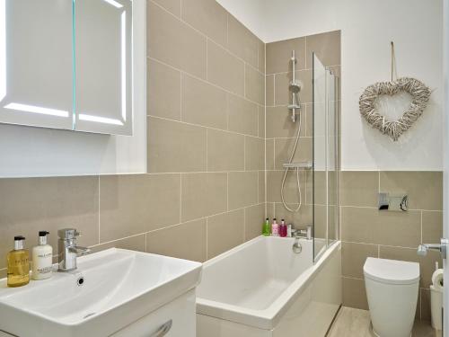 a bathroom with a sink and a toilet and a shower at Curb Properties - Super 2 Bed Apartment 5 Min From Town Centre in Cheltenham