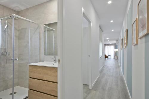 W łazience znajduje się kabina prysznicowa i umywalka. w obiekcie Alcam Badalona Roger 2 w mieście Badalona