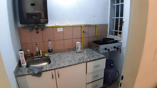 cocina pequeña con fregadero y fogones en Las heras en Villa Carlos Paz