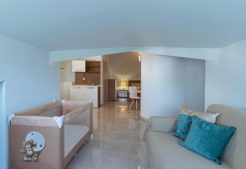 a living room with a couch and a kitchen at Oniro Luxury Villas in Toroni