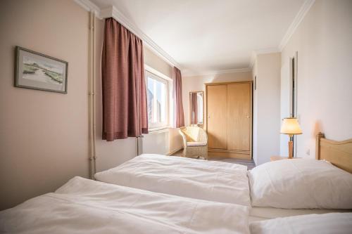 - une chambre avec 2 lits et une fenêtre dans l'établissement "Appartementhaus Meeresbucht" Appartementhaus Meeresbucht Whg 8, à Büsum