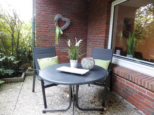 a black table and two chairs on a patio at "Ferienwohnug Bambergers" Ferienwohnung Bamberger s in Büsumer Deichhausen