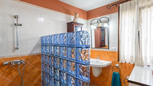 y baño con aseo y lavamanos. en Villamada El Real de la Jara by Ruralidays, en El Real de la Jara