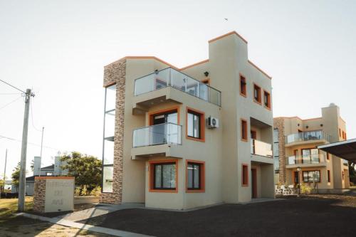 a building with a balcony on the side of it at Terrazas del Ayuí in Concordia