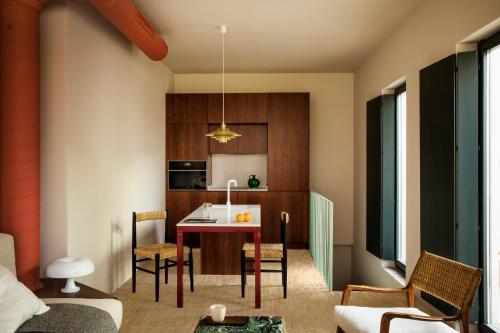 ein Wohnzimmer mit einem Tisch und einer Küche in der Unterkunft BOSCOS APARTMENTs in Sevilla