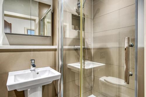 Stylish Studio by Heathrow Airport tesisinde bir banyo