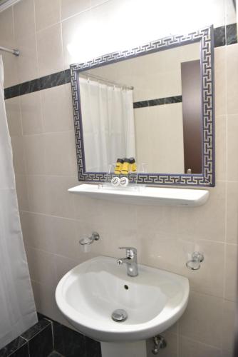 托隆的住宿－ZAKROS HOTEL，一间带水槽和镜子的浴室