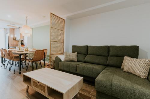 sala de estar con sofá y mesa en Natural Stay Apartamentos PassivHaus en Logroño