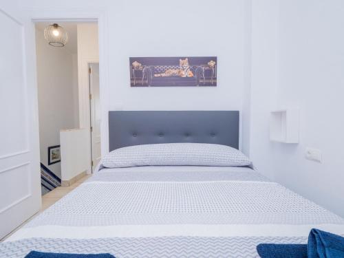 1 dormitorio con 1 cama blanca grande y cabecero azul en Cubo's Dreams Alhaurin Room 3, en Alhaurín el Grande